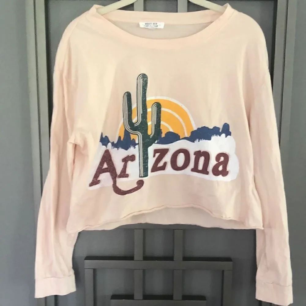 Messy bun, just chilling, Arizona graphic T-shirt, cactus peach size M